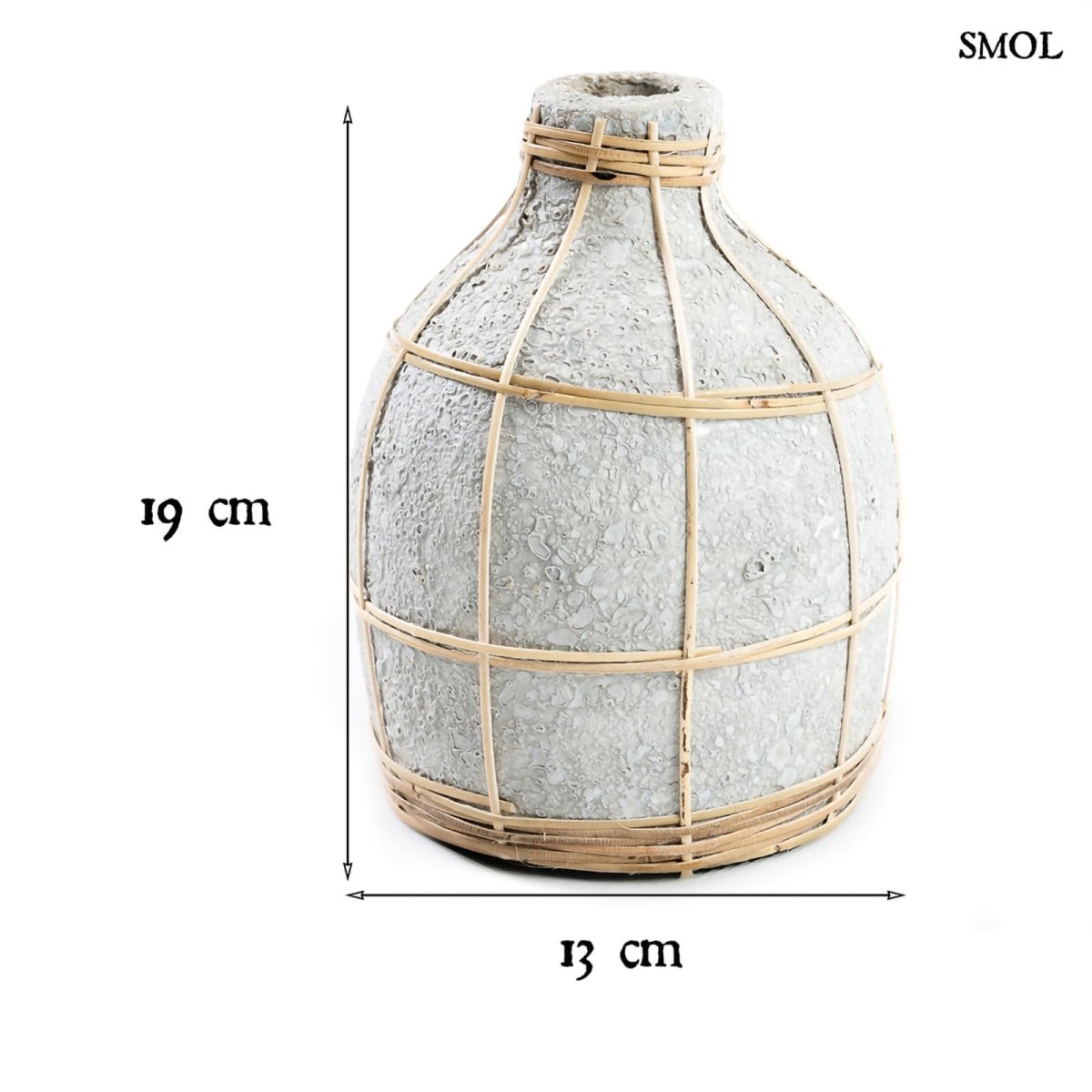 Rattan részletekkel díszített beton váza, natúr színben méretekkel