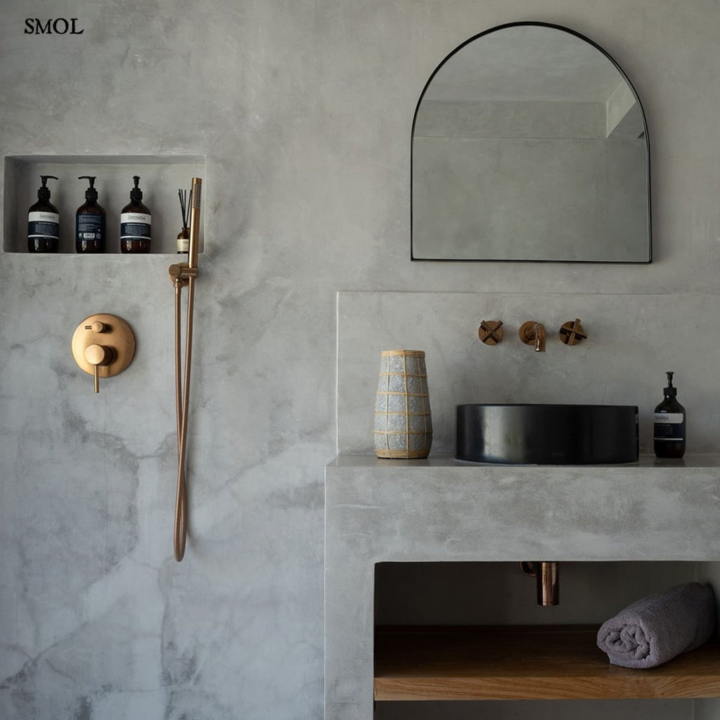 Szürke terrakotta váza rattan díszítéssel mosdó mellett