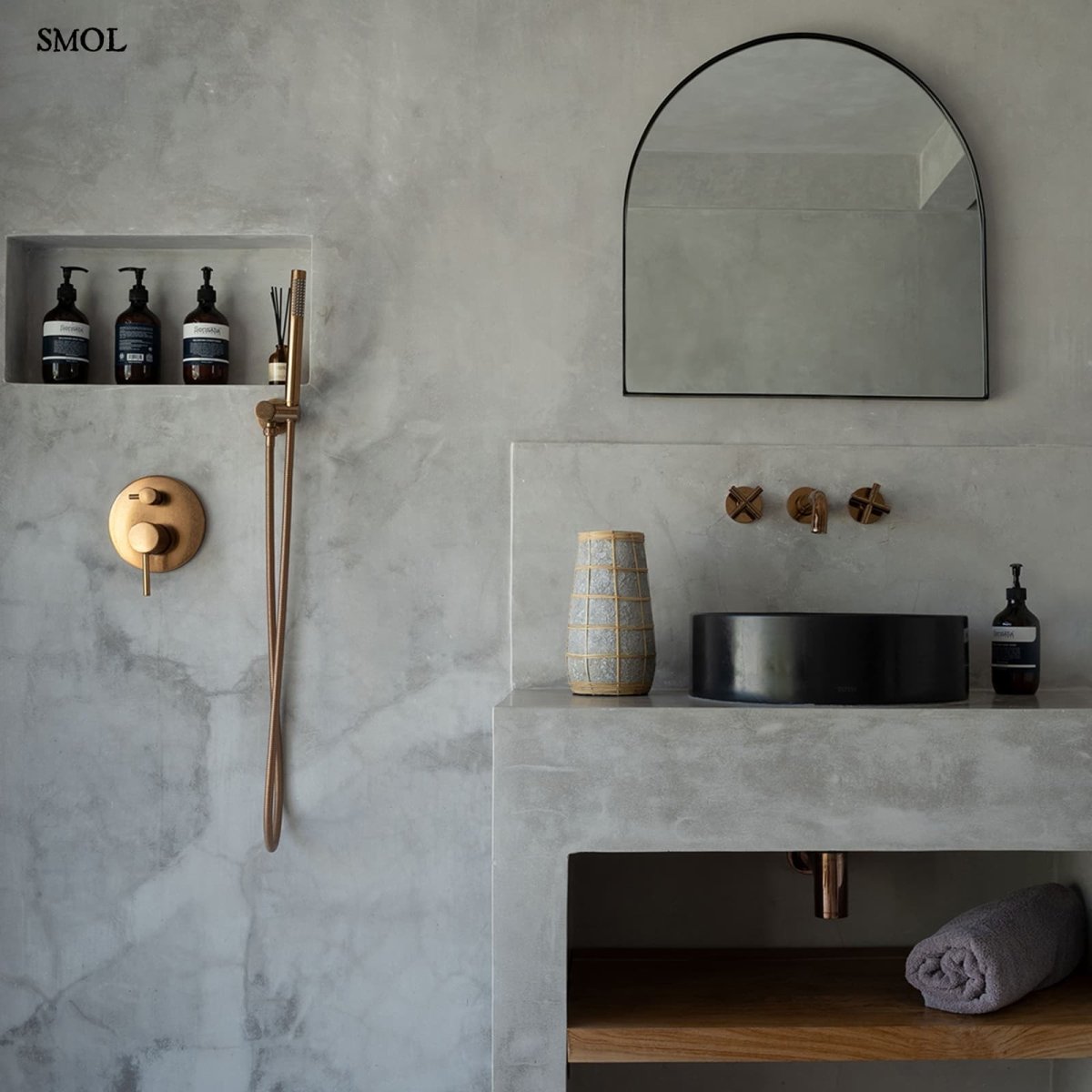 Szürke terrakotta váza rattan díszítéssel mosdó mellett