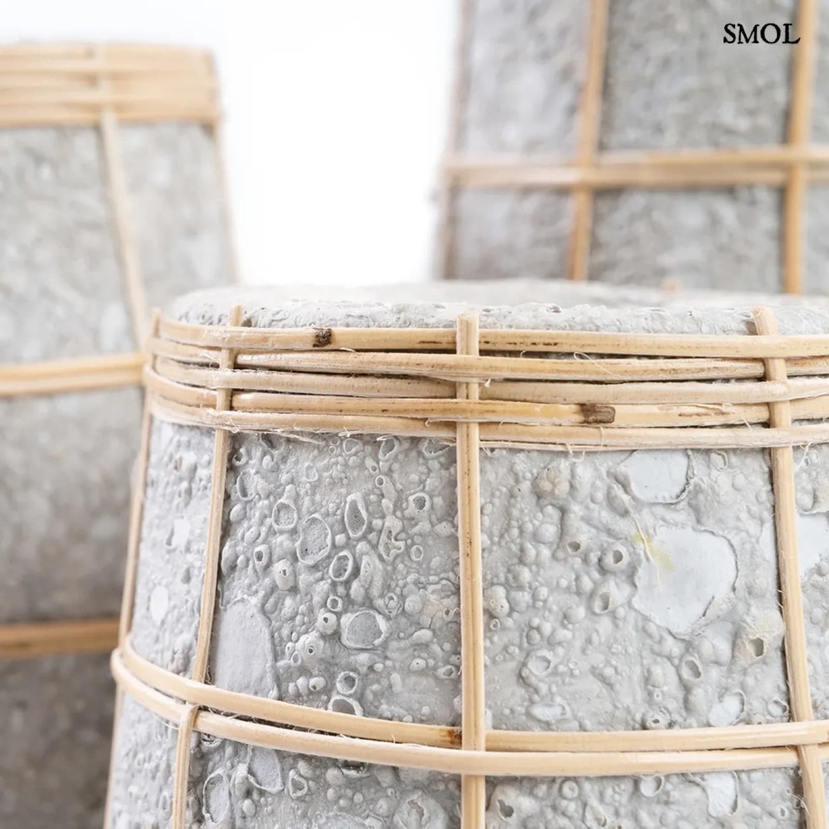 Szürke terrakotta váza rattan díszítéssel oldalról nagyítva