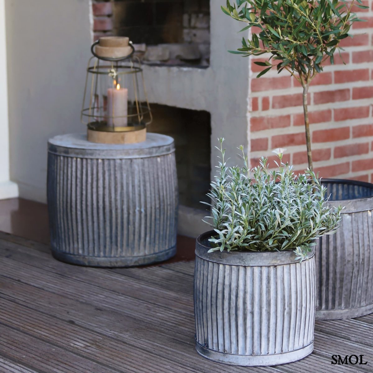 Virágtartó és kisasztal szett - 3 db-os, antikolt szürke, fém | FRIDA - smol.hu - növényekkel, lámpással