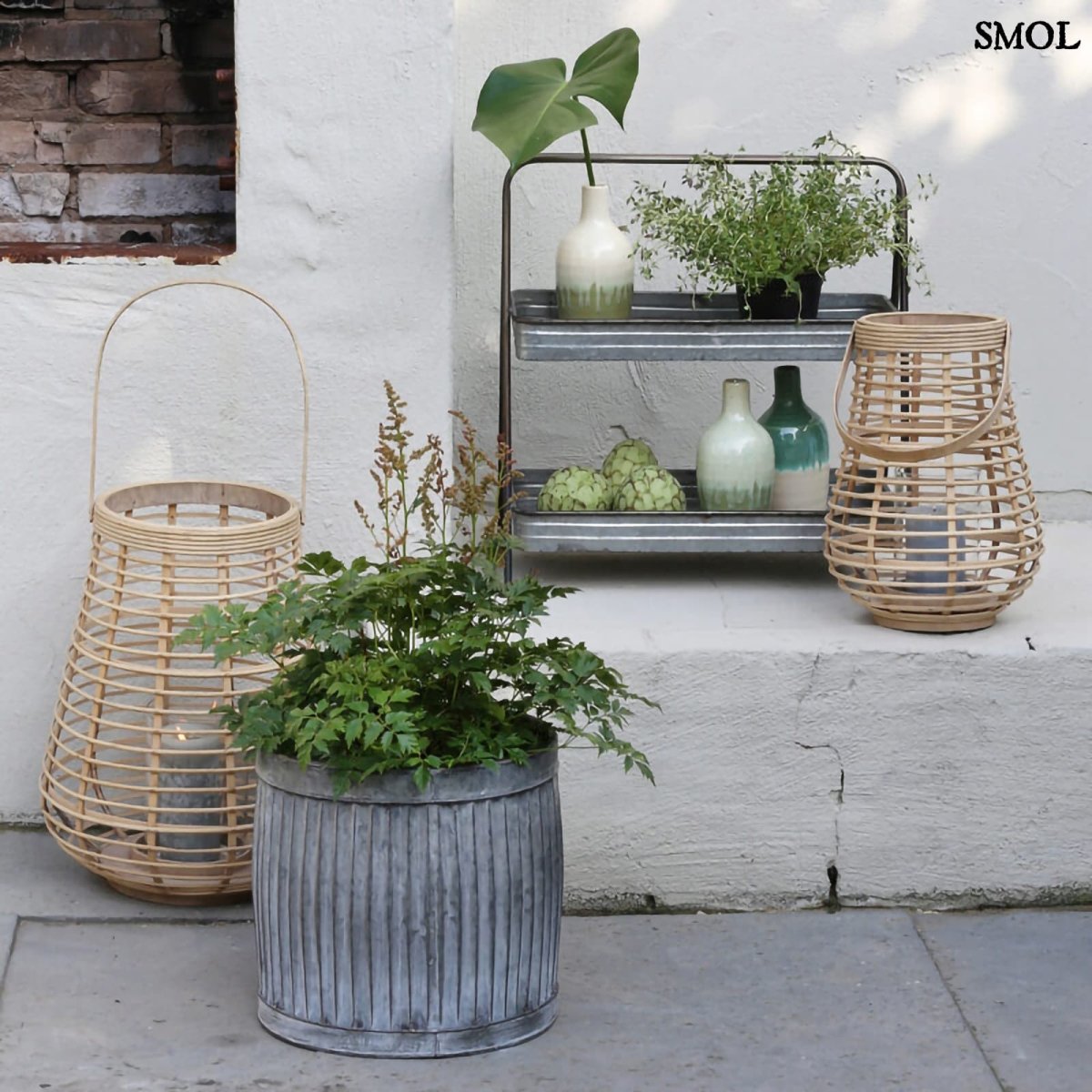 Virágtartó és kisasztal szett - 3 db-os, antikolt szürke, fém | FRIDA - smol.hu - növénnyel, teraszon