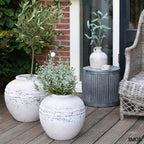 Virágtartó és kisasztal szett - 3 db-os, antikolt szürke, fém | FRIDA - smol.hu - kisasztalként, vázával