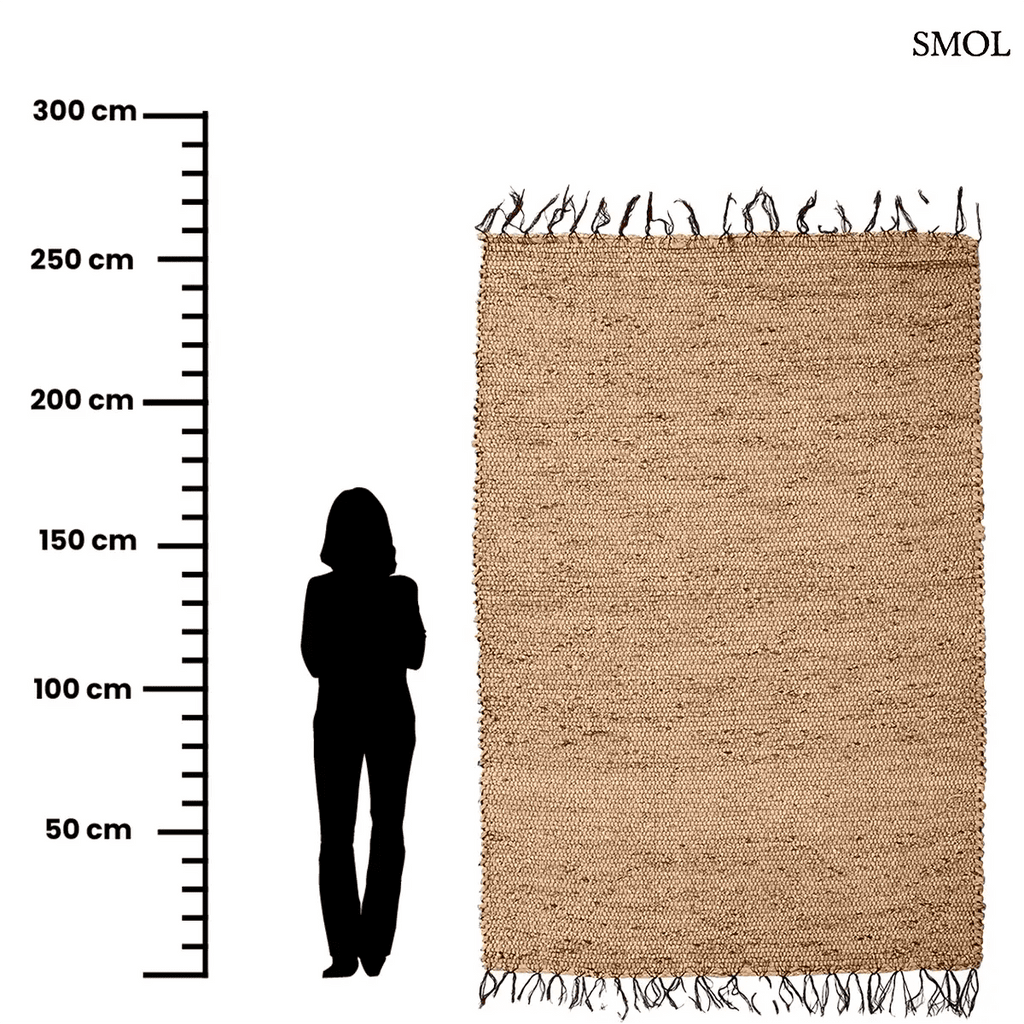 Kézzel szőtt, világosbarna vízijácint szőnyeg, jellegzetes fonott textúrával és sötétebb, csomózott rojtos szegéllyel, méretarányosan