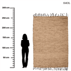 Kézzel szőtt, világosbarna vízijácint szőnyeg, jellegzetes fonott textúrával és sötétebb, csomózott rojtos szegéllyel, méretarányosan