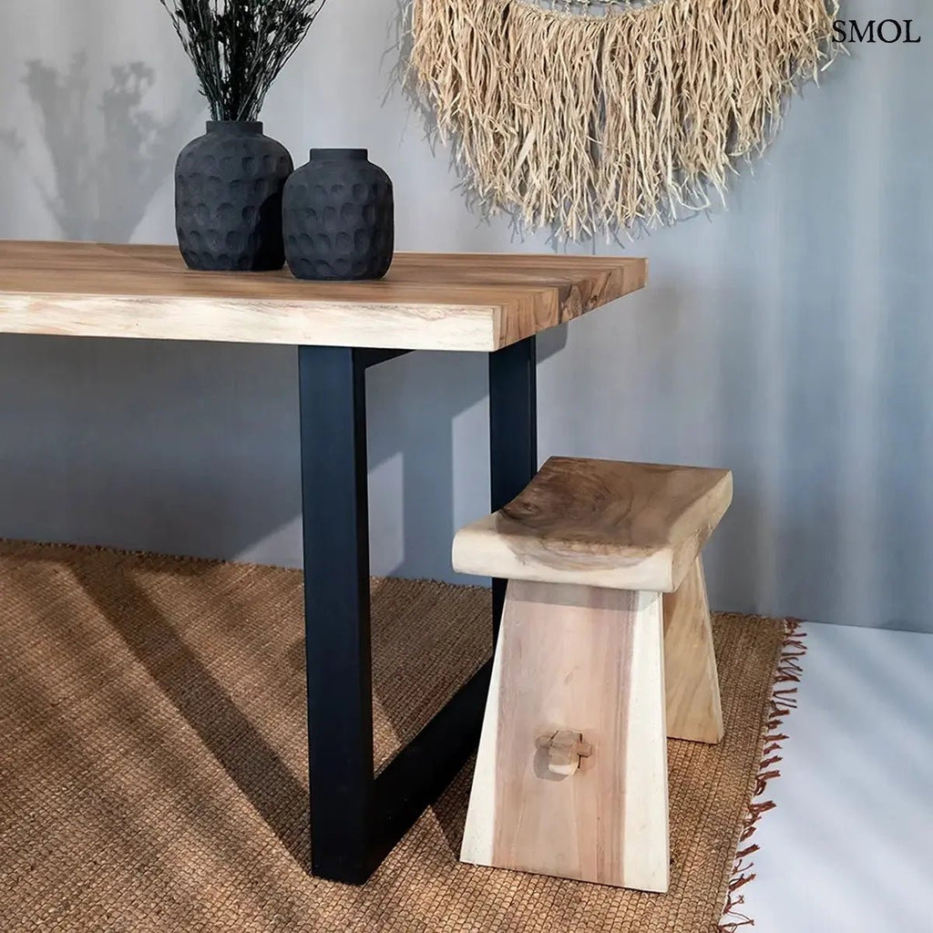 Kézzel szőtt, világosbarna vízijácint szőnyeg, jellegzetes fonott textúrával és sötétebb, csomózott rojtos szegéllyel, étkezőben