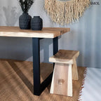 Kézzel szőtt, világosbarna vízijácint szőnyeg, jellegzetes fonott textúrával és sötétebb, csomózott rojtos szegéllyel, étkezőben