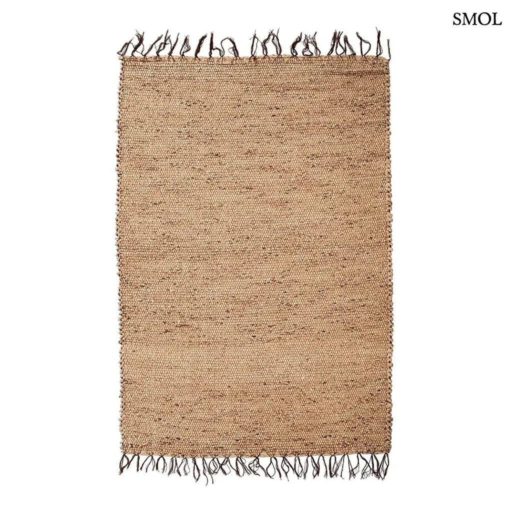 Kézzel szőtt, világosbarna vízijácint szőnyeg, jellegzetes fonott textúrával és sötétebb, csomózott rojtos szegéllyel, fehér háttérrel