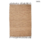 Kézzel szőtt, világosbarna vízijácint szőnyeg, jellegzetes fonott textúrával és sötétebb, csomózott rojtos szegéllyel, fehér háttérrel