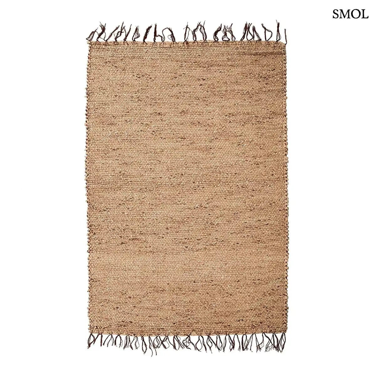 Kézzel szőtt, világosbarna vízijácint szőnyeg, jellegzetes fonott textúrával és sötétebb, csomózott rojtos szegéllyel, fehér háttérrel