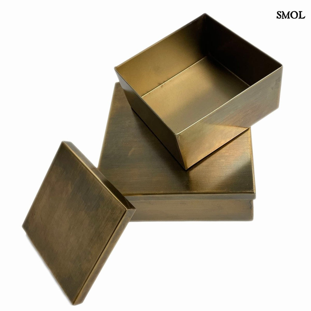 Két darabból álló, szögletes kialakítású antik bronz fémdoboz szett ékszerek és emlékek tárolására, egymáson, fedél nélkül