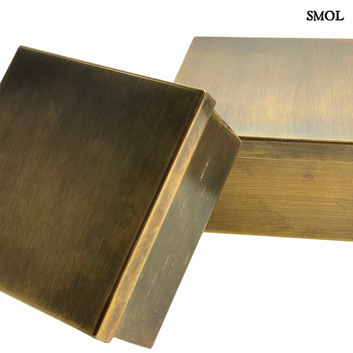 Két darabból álló, szögletes kialakítású antik bronz fémdoboz szett ékszerek és emlékek tárolására, ferdén egymáson