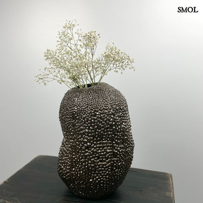 smol.hu - kacper, kerámia váza fehér virággal fekete asztalon