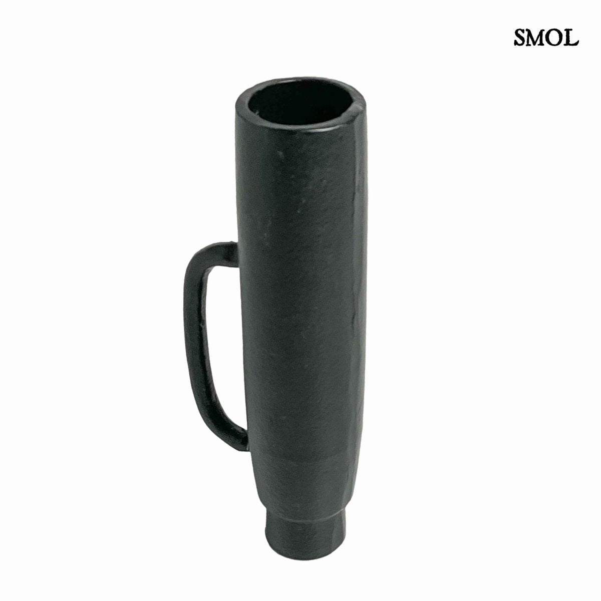 Modern fém váza és gyertyatartó matt fekete színben, vázaként fehér háttérrel