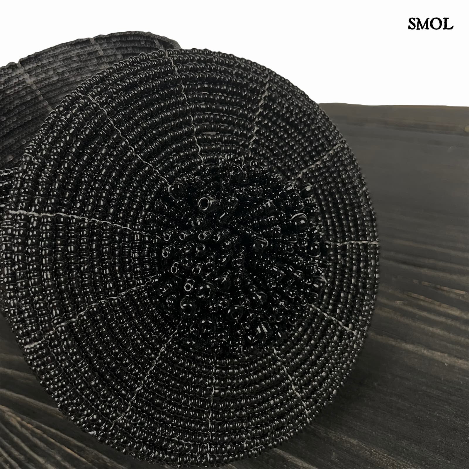 Tároló - fekete gyöngyös, 12 cm | JUBILO - smol.hu - fedél nagyítva, fekete kisasztalon