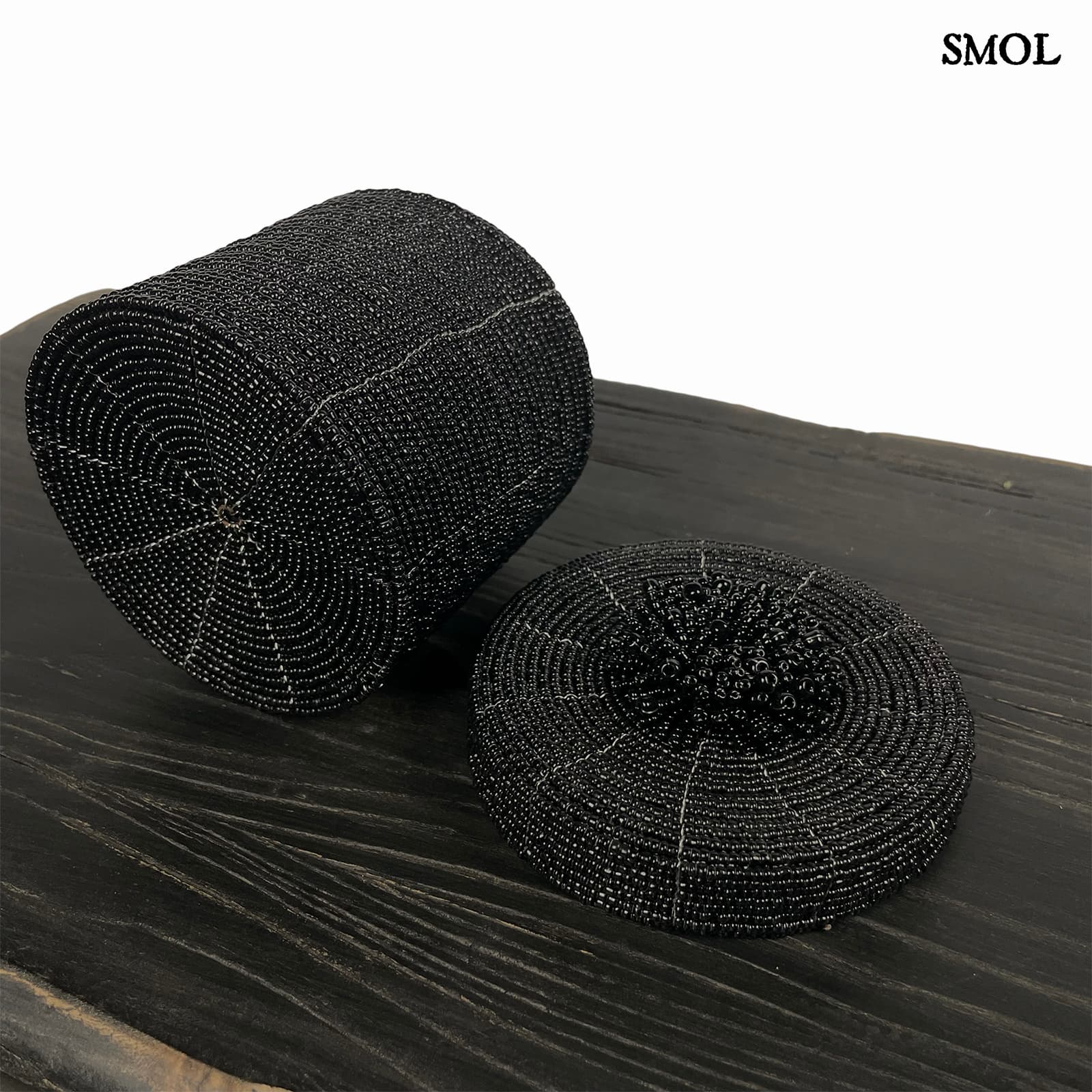 Tároló - fekete gyöngyös, 12 cm | JUBILO - smol.hu - fedél mellette, fekete kisasztalon
