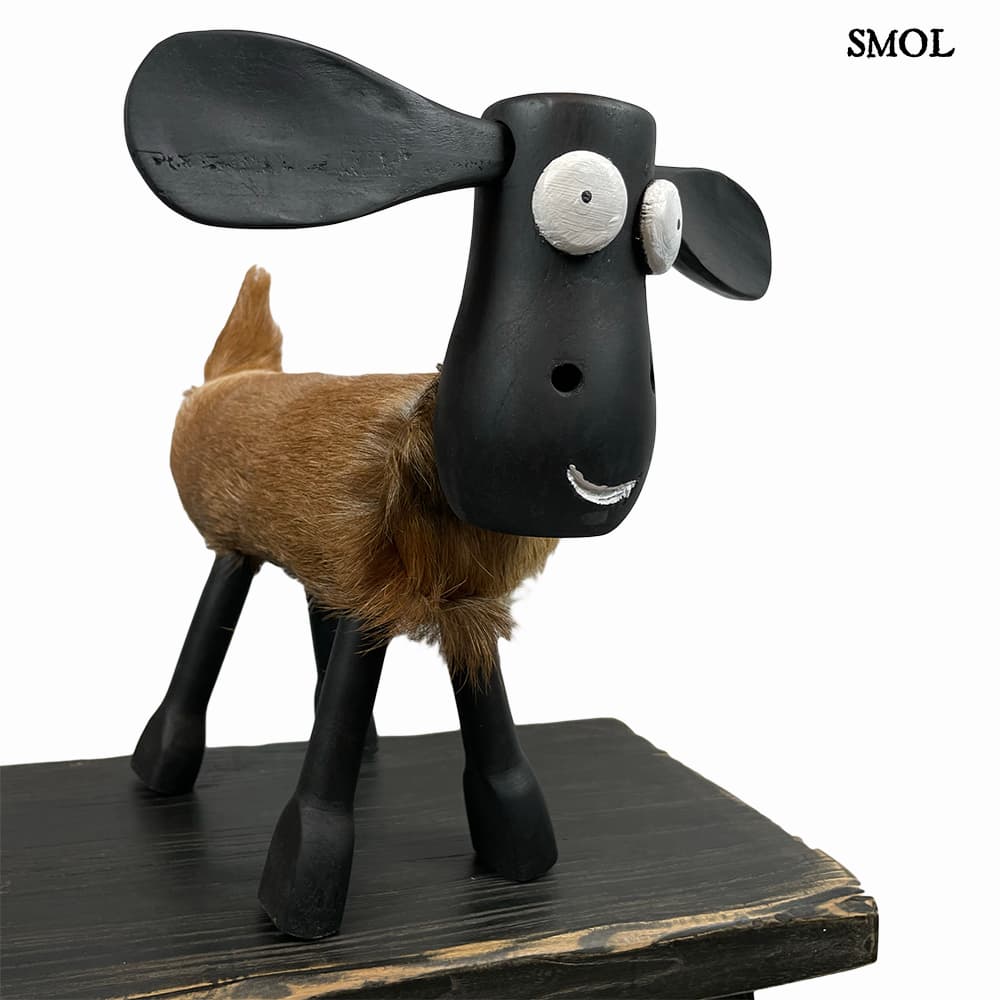 smol.hu -TIRTO, bőrrel borított, fa bárány figura, 32 cm elölről