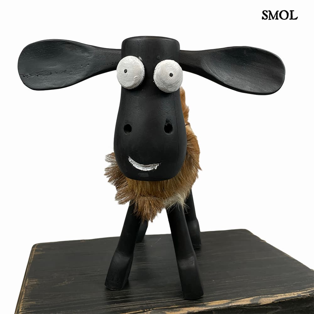 smol.hu -TIRTO, bőrrel borított, fa bárány figura, 32 cm szemből