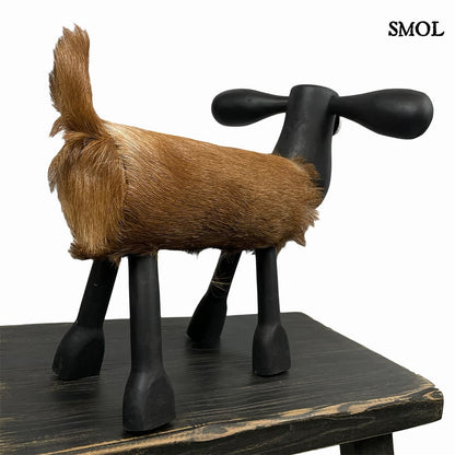 smol.hu -TIRTO, bőrrel borított, fa bárány figura, 32 cm hátulról, ferdén