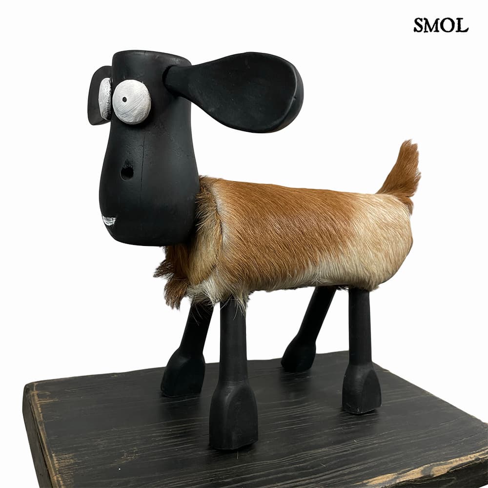 smol.hu -TIRTO, bőrrel borított, fa bárány figura, 32 cm oldalról