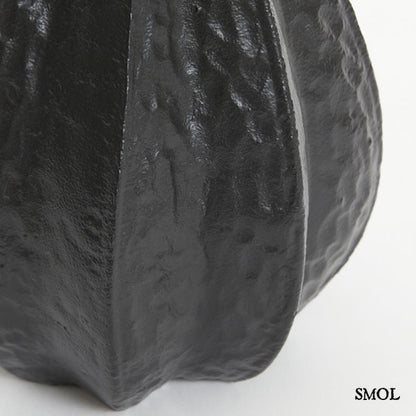 smol.hu - ZAHRA, matt fekete, fém váza, 25 cm nagyítva oldalról