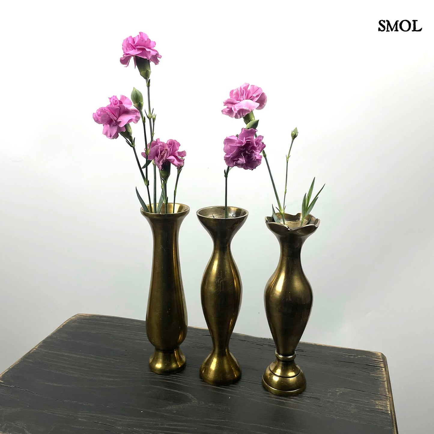 smol.hu - alosa 3 db-os váza szett rózsaszín virággal, fekete asztalon