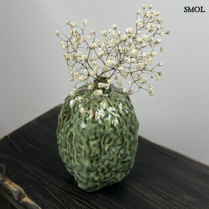 smol.hu - audrey, zöld kerámia váza fehér virágokkal