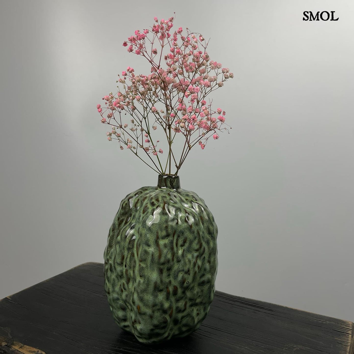 smol.hu - audrey, zöld kerámia váza rózsaszín virágokkal