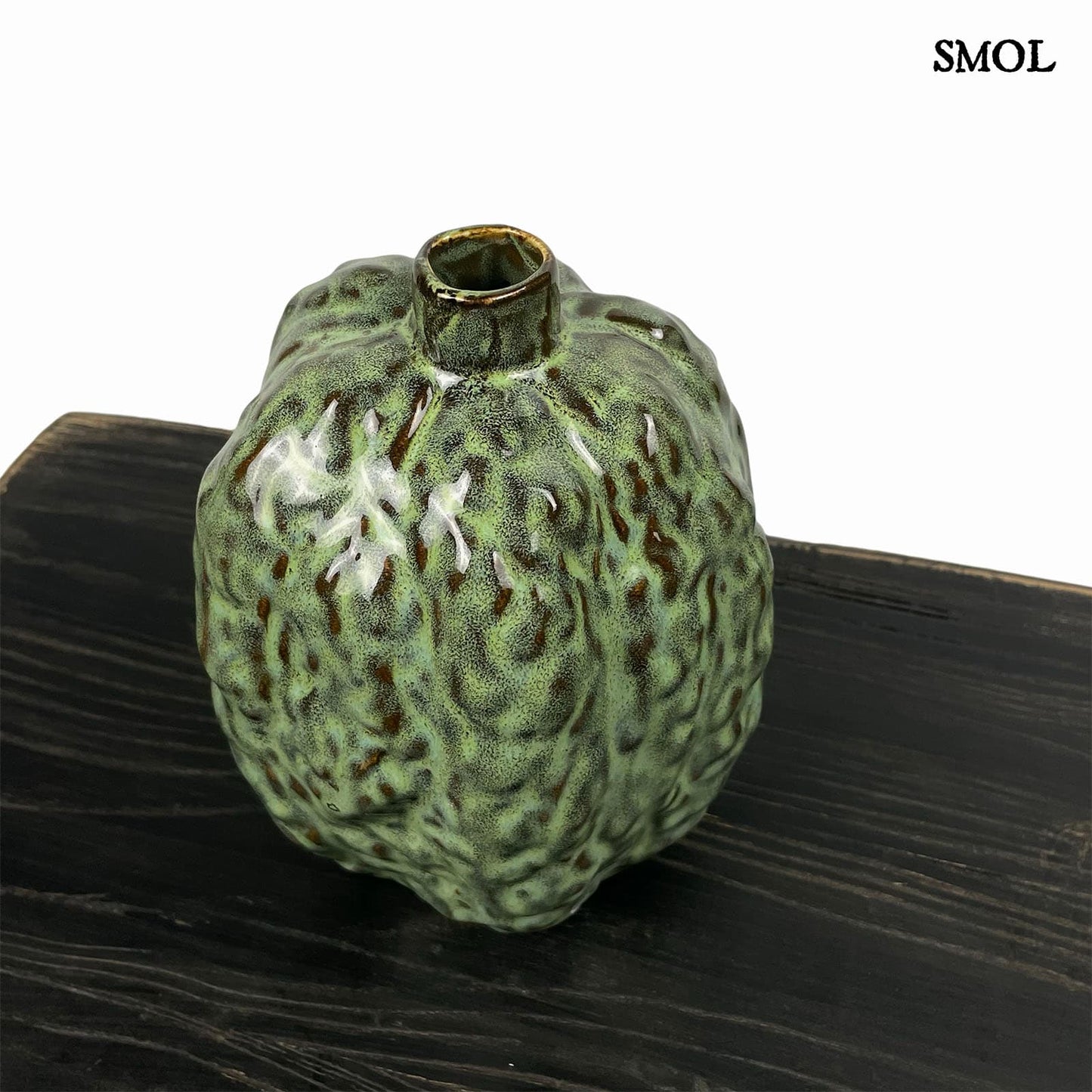 smol.hu - audrey, zöld kerámia váza ferdén, oldalról