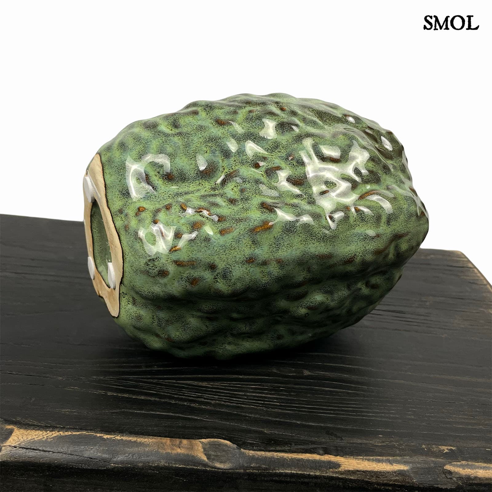 smol.hu - audrey, zöld kerámia váza fektetve, oldalról