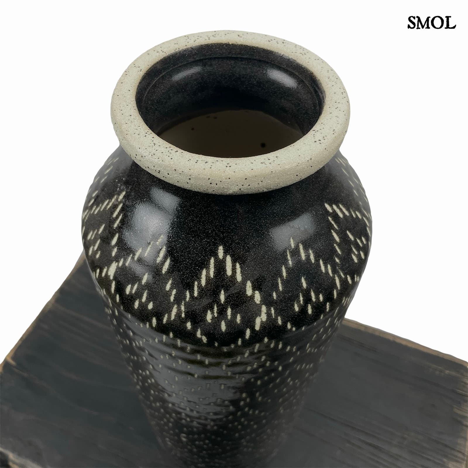 smol.hu - elvas, nagy kerámia váza 36 cm felülről, fekete asztalon