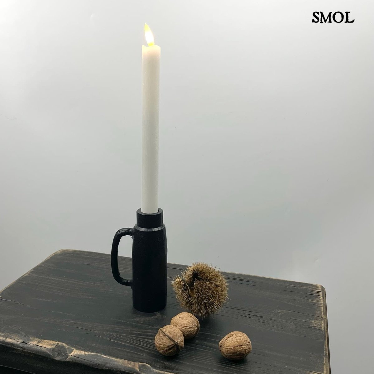 Gyertyatartó és váza - fekete, fém, 14cm | OLLIE - smol.hu - égő gyertyával, fekete kisasztalon