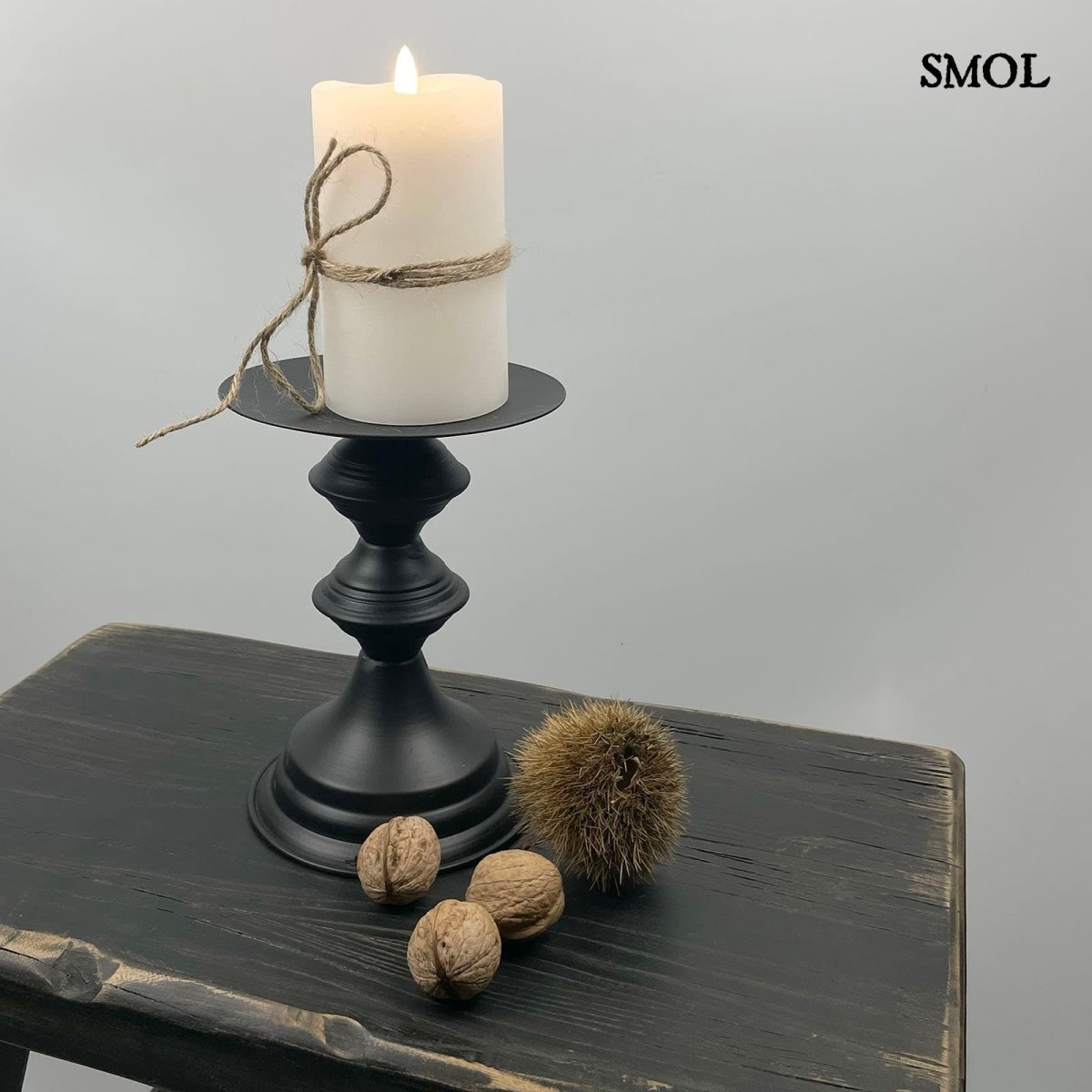 Gyertyatartó - fekete, fém, 18,5cm | PONZO -smol.hu - vastag, égő gyertyával, fekete kisasztalon