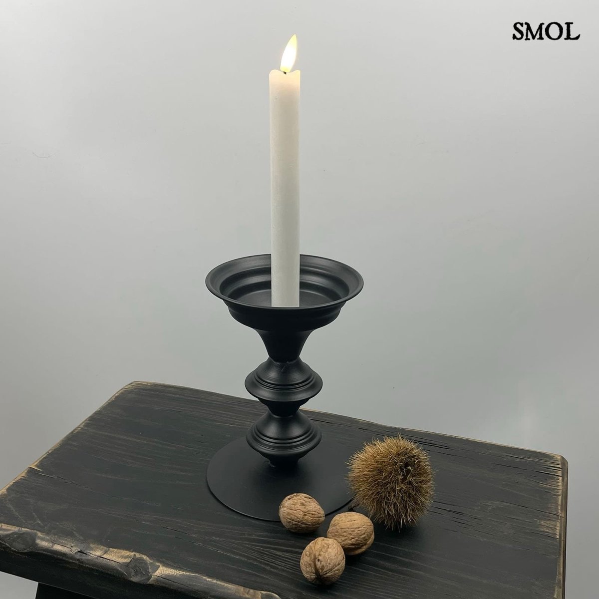 Gyertyatartó - fekete, fém, 18,5cm | PONZO -smol.hu - vékony égő gyertyával, fekete kisasztalon