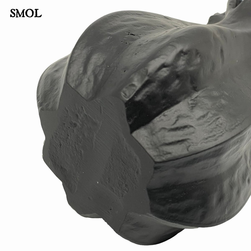 smol.hu - ZAHRA, matt fekete, fém váza, 25 cm- alulról