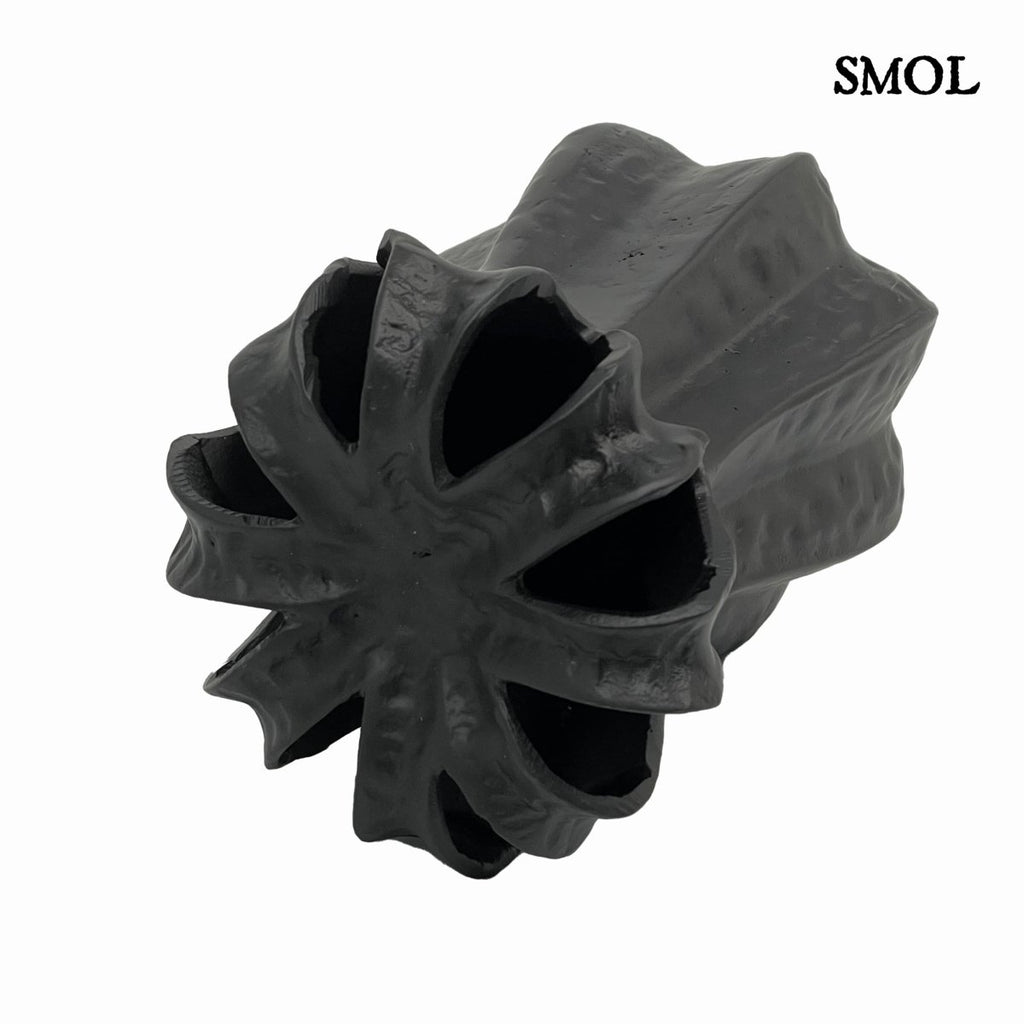 smol.hu - ZAHRA, matt fekete, fém váza, 25 cm - felülről, oldalra fektetve