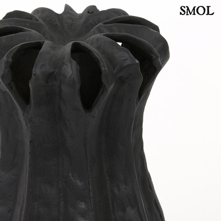 smol.hu - ZAHRA, fekete, fém váza felülről nagyítva