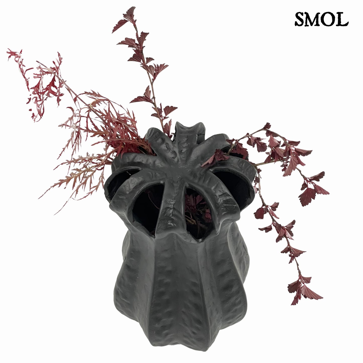 smol.hu - ZAHRA, matt fekete, fém váza, 25 cm vörös növénnyel